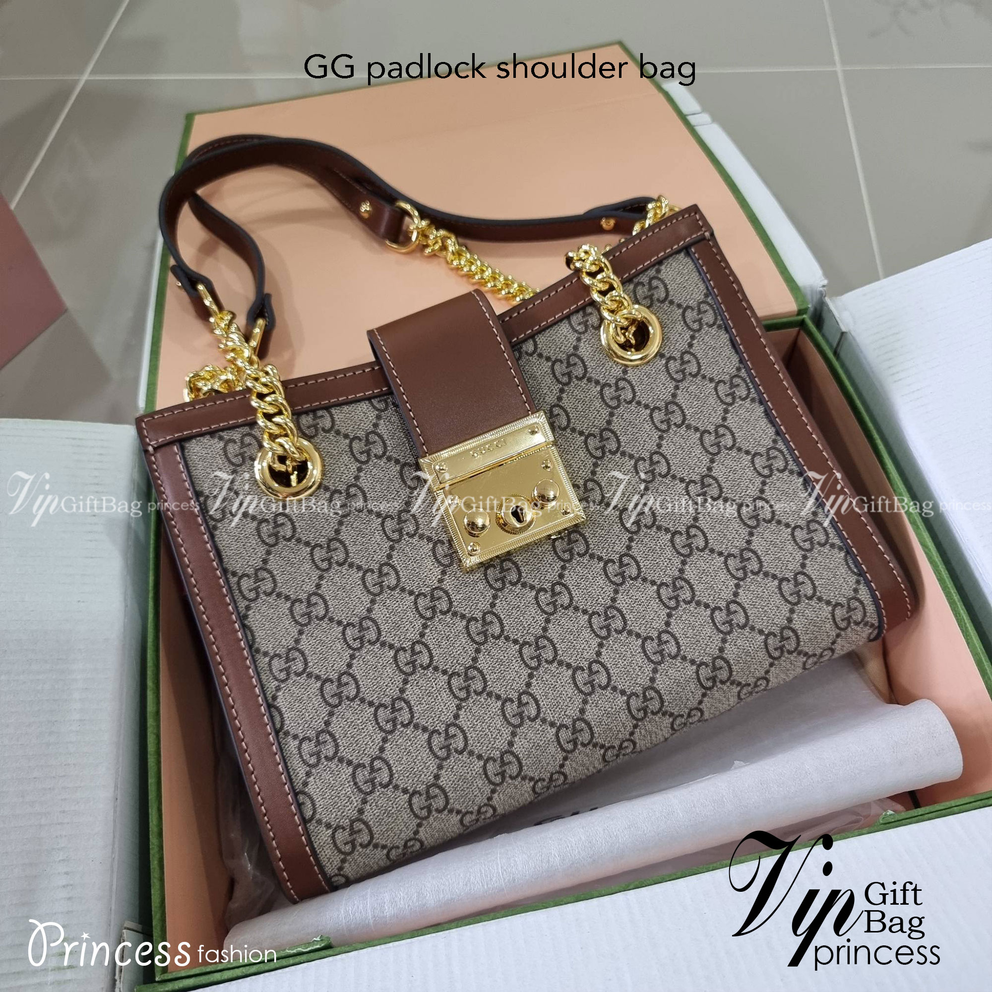 GUCCI padlock shoulder bag กระเป๋าสะพายไหล่ สวยผู้ดี ทรงดี ใช้งานง่าย วัสดุหนังแคนวาส ปากกระเป๋ามีแถบหนังคาดและอะไหล่กดล็อค โดดเด่นและเพิ่มความหรู