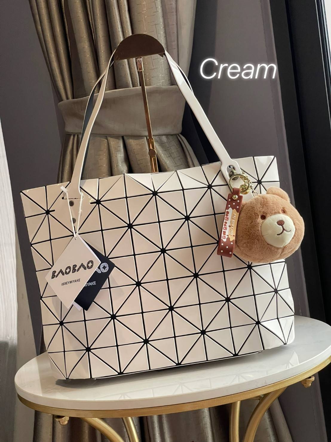 Bao Bao Issey Miyake ROCK MATTE ซีรีส์นี้จะเป็นทรงสี่เหลี่ยมผืนผ้า มีซิปปิดด้านบน ถือเป็นรุ่นที่เหมาะกับการใช้งานในชีวิตประจำวัน สามารถพับมุมและบริเวณด้านล่างของกระเป๋าเพื่อเพิ่มความสะดวกสบายในการใช้งาน ทั้งยังช่วยให้วางกระเป๋าในแนวตั้งได้อีกด้วย แผ่นต่อส