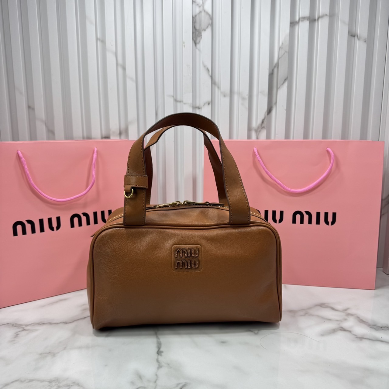 ORI หนังแท้ | Miu Miu Leather top-handle bag กระเป๋าสะพายทรง keepall เรียบแต่ฟาด หรูหราทุกองศา ใครเห็นก็ต้องเหลียว