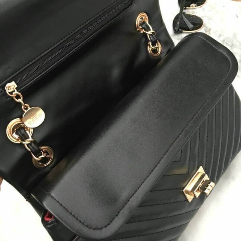 ทางร้าน ได้กระเป๋า จากแบรนด์ KEEP รุ่น KEEP shoulder chevron chain handbag สวย หรู มากๆ เลยน๊า กระเป๋าอยู่ทรง **หนังแกะนิ่มมากคะ สายโซ่สะพายสบายคะ สายปรับ สั้น ยาวได้คะ ภายในสีแดง มีช่องใส่ของจิกจิงหลายช่องแบ่งเก็บของเป็นสัดส่วนมากๆคะ **ใบจริงสวยมาก เข้าก
