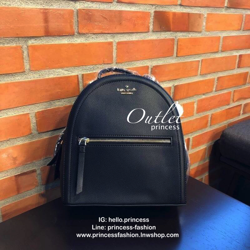 kate spade (spades) Back pack กระเป๋าเป้สะพายหลัง วัสดุหนังpu อยู่ทรง น้ำหนักเบา ใส่ของได้เยอะ ขนาดกำลังดีไม่ใหญ่จนเกินไป ภายในซับด้วยผ้าลายแบรนด์ มีสายสั้นสำหรับถือ สายสะพายยาวปรับได้ 5 ระดับ