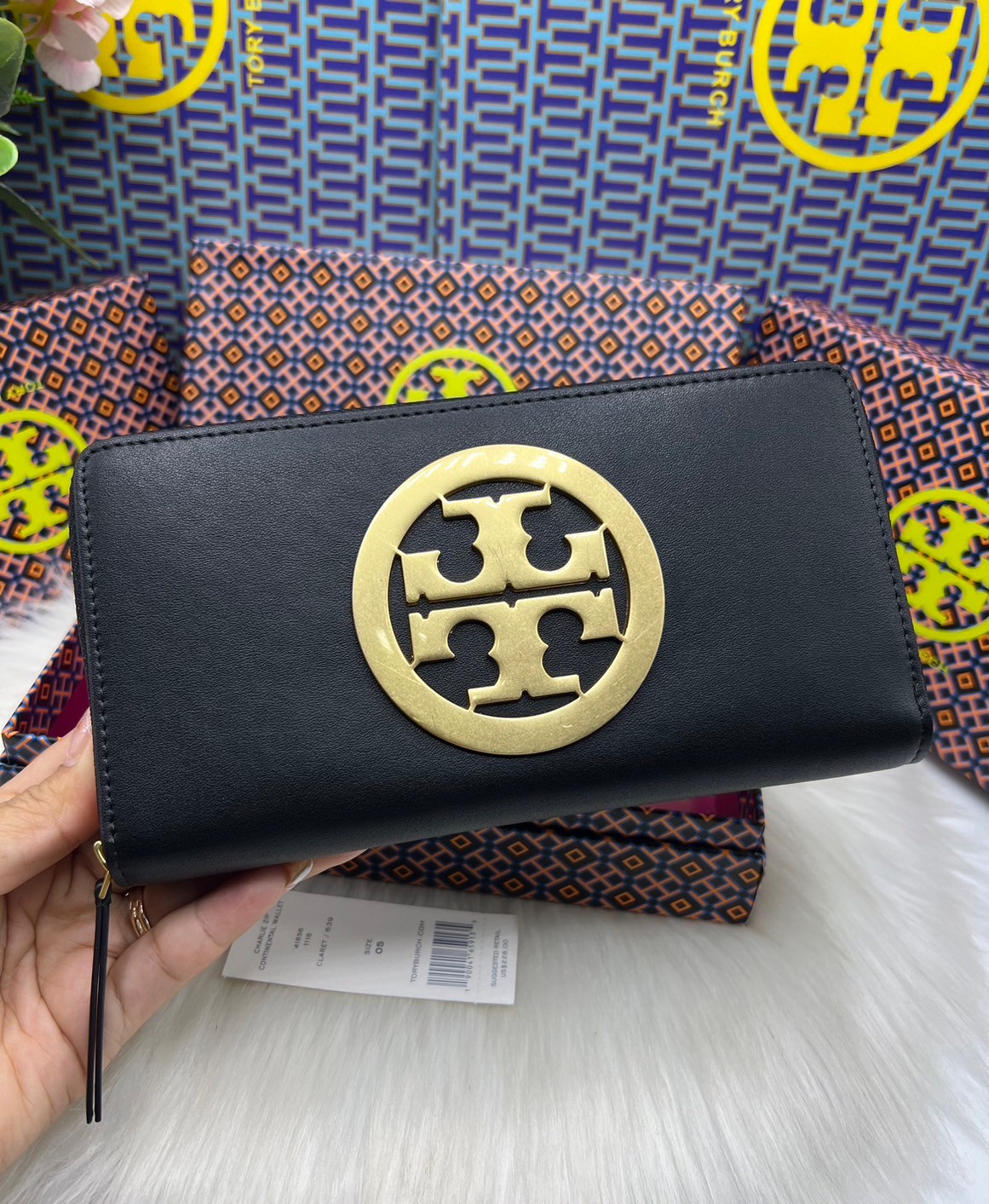 Tory Burch Charlie Zip Continental Wallet / Tory Wallet พร้อมส่ง กระเป๋าสตางค์ใบยาวสุดคลาสสิก ยังความเรียบหรูดูแพงด้วยโลโก้ด้านหน้า เป็นกระเป๋าสตางค์ทรงยาว ที่สามารถใส่บัตรได้หลายใบ
