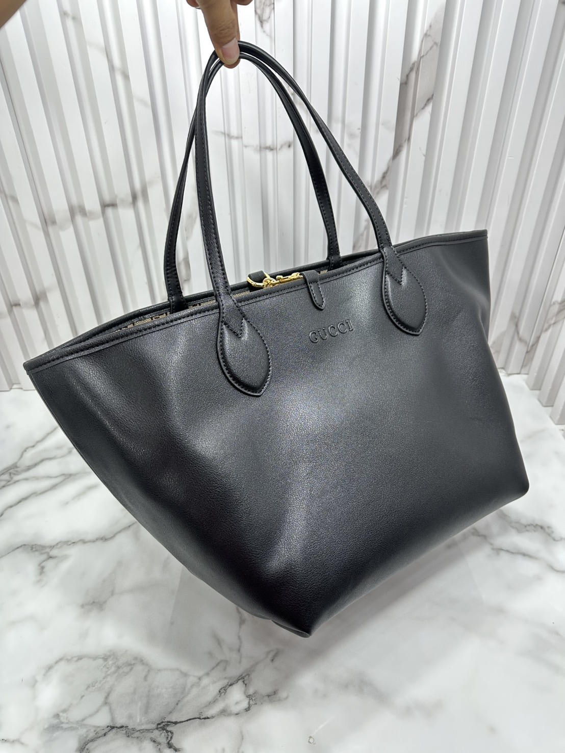 ORI หนังแท้ | Gucci Totissima medium reversible tote bag / Gucci Tote Bag กระเป๋าทรงสะพายทรงโท้ท ใช้งานได้ 2 ด้าน ดีไซน์ใหม่ล่าสุด ด้านหนัง และด้านแควสวยลายโลโก้ สวยหรูเรียบง่าย มาพร้อมใบเล็กเข้าเซ็ท ภายในโล่งกว้าง จุของได้เยอะจุใจ