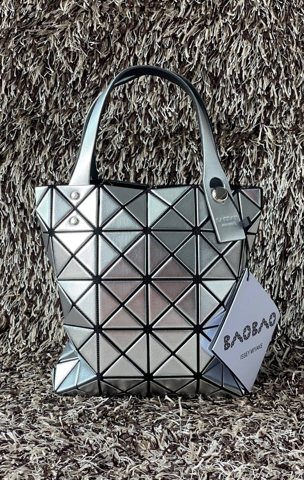 BAO BAO ISSEY MIYAKE PLATINUM COFFRET สะท้อนแสงเพื่อสร้างสินค้าระดับพรีเมียมที่ให้ความเงางามที่เหนือกว่า เพิ่มความหรูหราและโดดเด่นให้กับ เพราะมีความแวววาวและเป็นประกาย