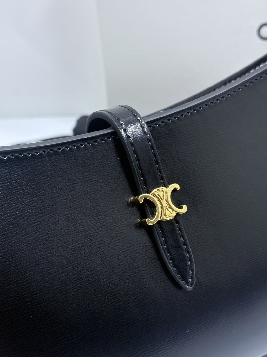 ORI หนังแท้ | CELINE TINA SHOULDER BAG IN Triomphe canvas กระเป๋าสะพายไหล่ทรงพอช ดีไซน์ใหม่ก่อนใคร เรียบง่ายหรูหราลงตัว สไตล์วินเทจลัคชูดูแพงสุดๆ ใช้งานได้หลากหลายโอกาส ขนาดกำลังดีพาพาสะดวก