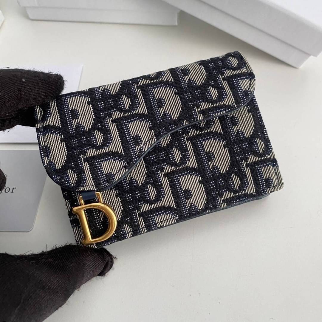 DIOR Wallet / DIOR SADDLE FLAP CARD HOLDER กระเป๋าใส่เหรียญใส่การ์ดงานหนังแท้และผ้าแจ็คการ์ด อะไหล่ทอง มาพร้อม กล่อง ถุงผ้า ถุงกระดาษ พร้อมส่งที่ไทย ภาพสินค้าถ่ายจากงานขายจริง ใช้งานต่างประเทศได้
