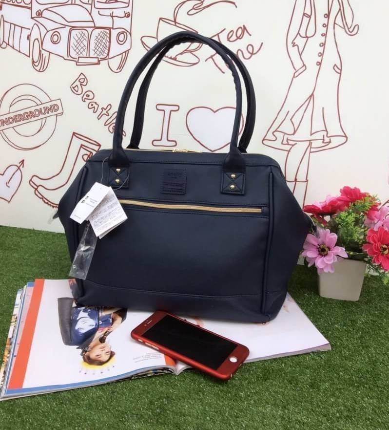 Anello PU Leather boston bag แบรนด์ฮิตติดชารจ์กับรุ่นใหม่ที่ไม่ควรพลาดรุ่นนี้เป็นหนัง pu กันน้ำได้ ใช้งานง่าย เปิดปิดด้วยซิปคู่ ปากกระเป๋ามีโครงเปิดได้กว้าง จุของได้มาก มี่ช่องเล็กด้านใน อีก 2 ช่อง ใส่หนังสือ Notebook หรือเสื้อผ้าได้คะ ด้านใต้มีหมุดรองฐาน