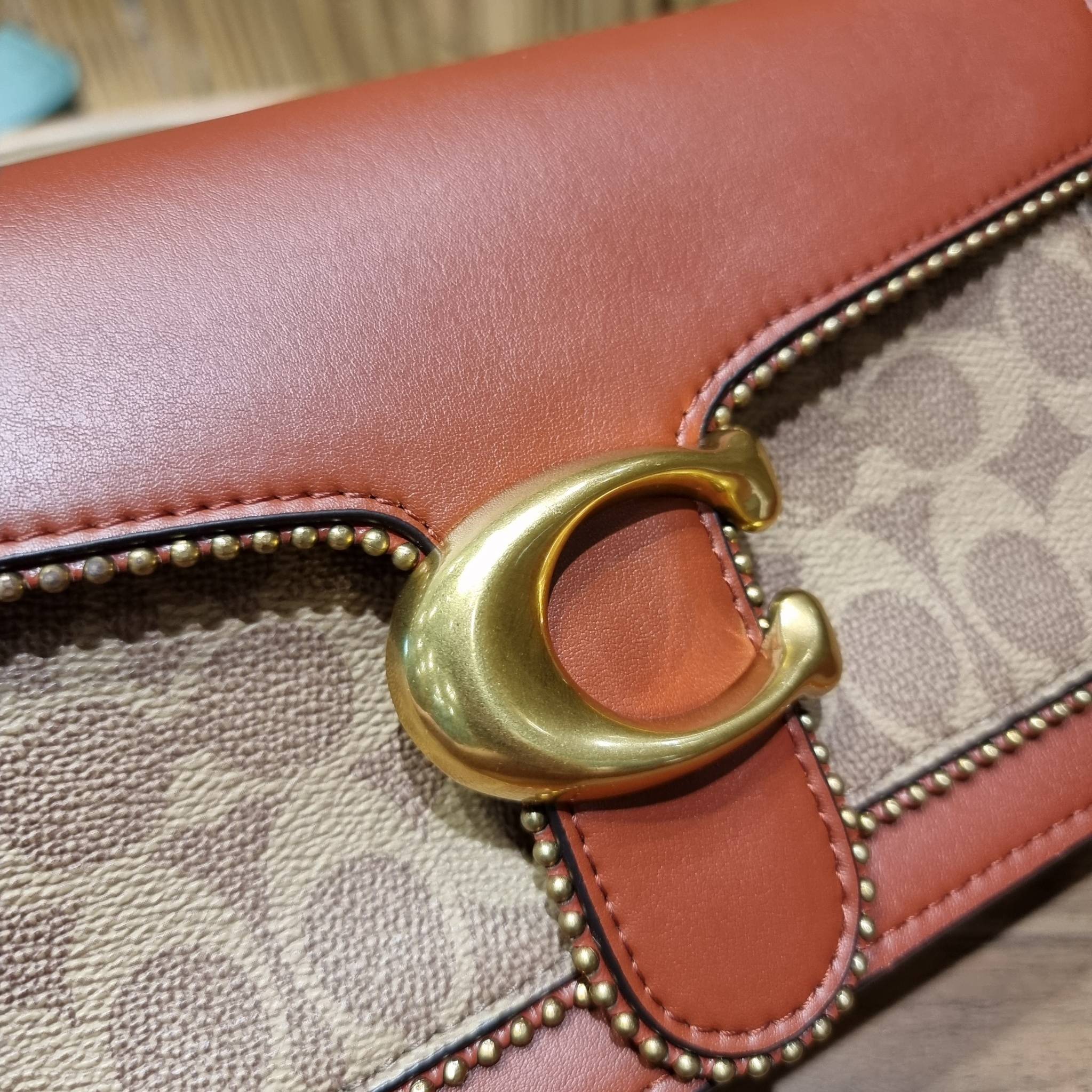 COACH TABBY SHOULDER BAG 26 IN SIGNATURE CANVAS WITH BEADCHAIN (6793,91215) กระเป๋าสะพายไหล่ ดีไซน์วินเทจย้อนยุค สวยคมชัด คลาสสิคใช้ได้ทุกลุค วัสดุหนังแท้สลับหนังแคนวาสเคลือบลาย เปิด-ปิดด้วยแม่เหล็กในตัว รับรองแน่นหนา ด้านหลังมีช่องแยก ภายในเป็นช่องโล่ง ข