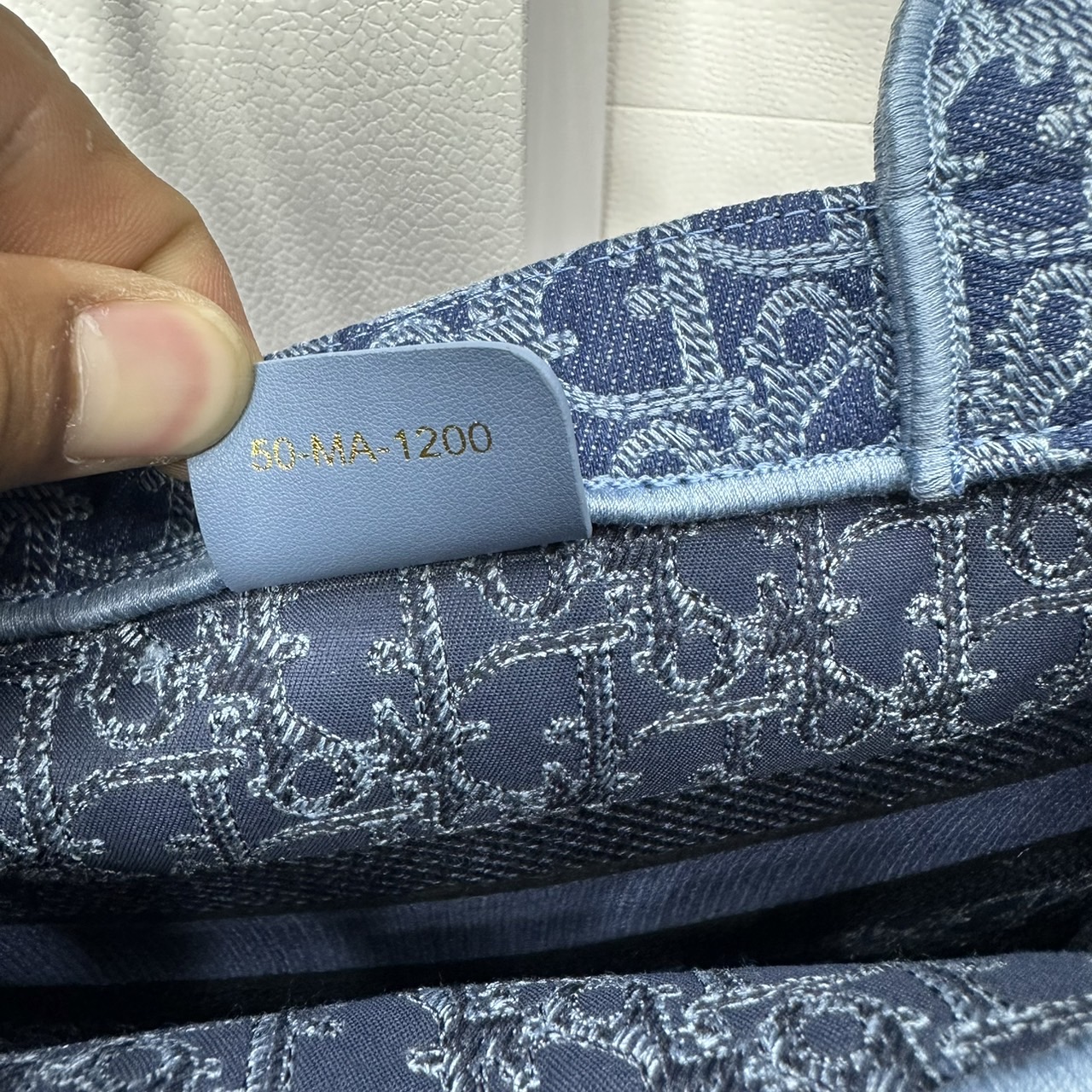 Medium Dior Book Tote Bag Blue Denim Dior Oblique Jacquard กระเป๋าทรงโท้ท แก่นแท้ของความงามรูปลักษณ์ทันสมัย เดนิมหรูหรา