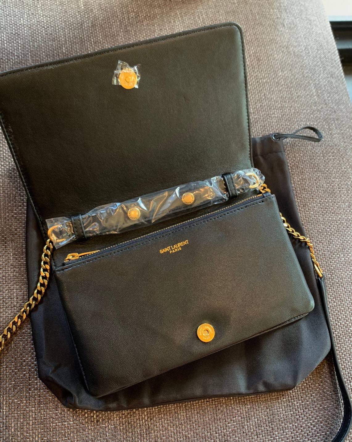 Yves Saint Laurent Shoulder Bag//Clutch Bag พร้อมส่งที่ไทย ทันใช้สงกรานต์นี้กันค่าา! กระเป๋าสะพายข้าง หรือสามารถทบสายเป็นสายคู่เป็นแบบคล้องไหล่ได้และสามารถถอดสายออกถือแบบคลัทออกงานก็ยิ่งสวยโดดเด่นมากๆเลยค่ะ หนังแท้อย่างดี หนังนิ่มน่าใช้ หลงไหลน้องแน่นอนค่