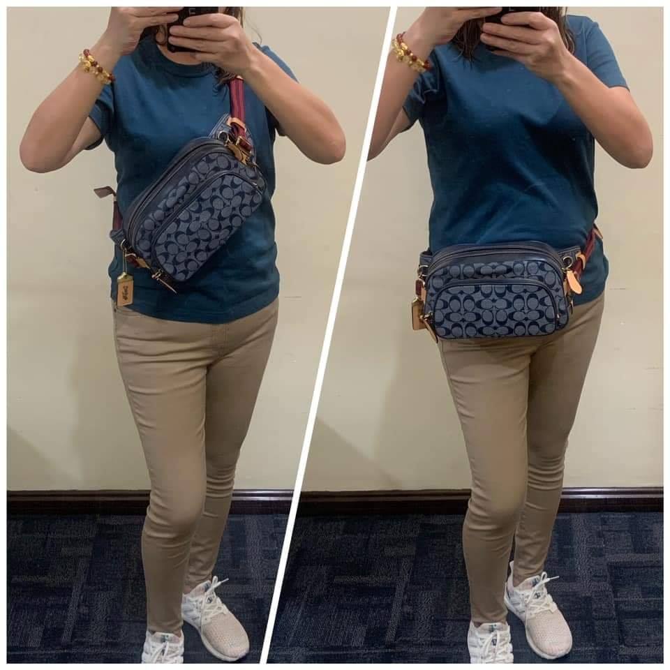 COACH BELT BAG IN SIGNATURE CHAMBRAY (3685) ❤️ใช้ได้ทั้งชาย//หญิงค่ะ กระเป๋าคาดอก วัสดุผ้าแคนวาส+หนังแท้ค่ะ ด้านหน้ามีช่องซิปขนาดกลาง ใส่มือถือได้ค่ะ ช่องซิปหลักเปิดปิดแบบซิปคู่ ภายในกว้าง ใส่ของจำเป็นได้ครบเลยนะคะ มีช่องซิปสำหรับใส่ของจุกจิกให้อีก
