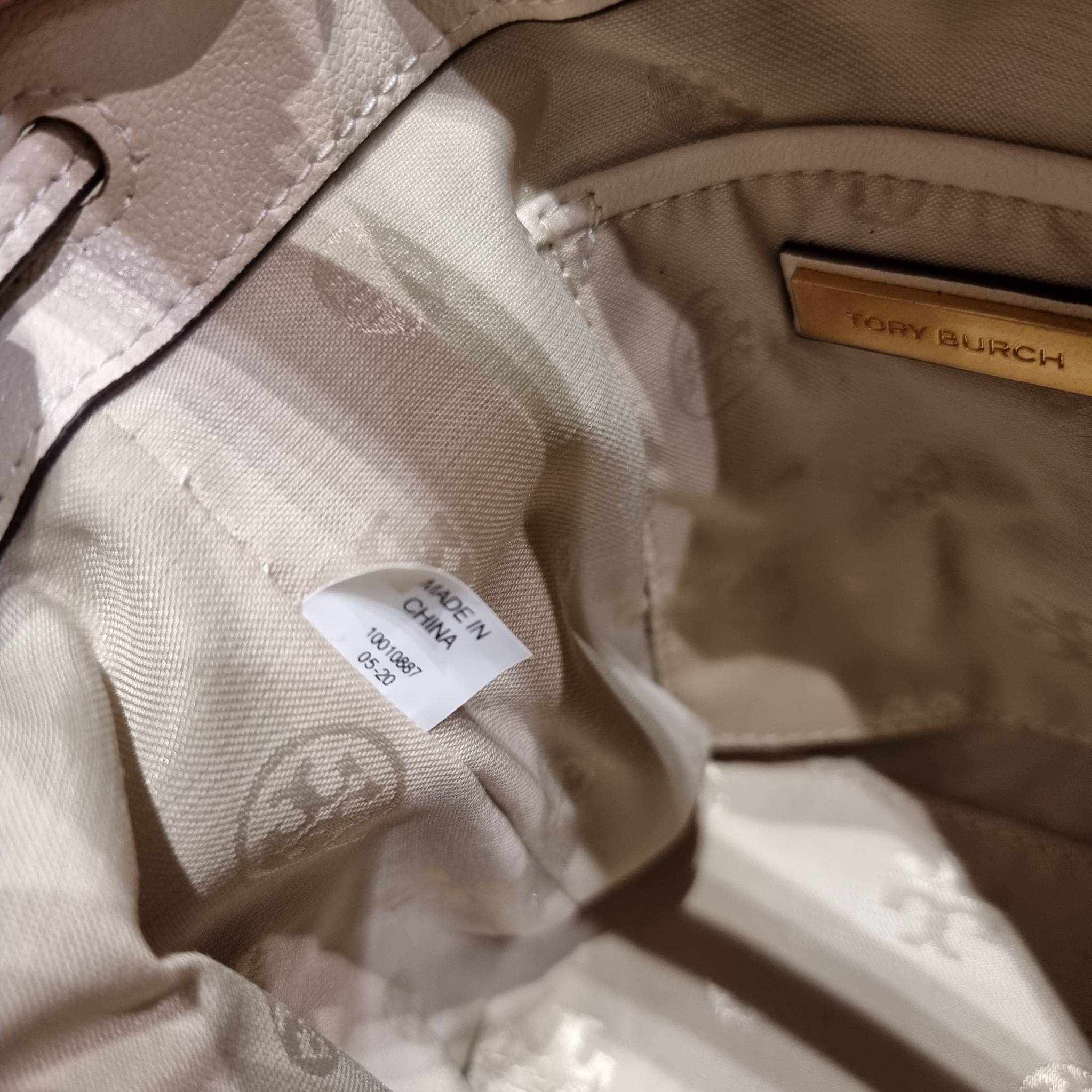 TORY BURCH WILLA MINI BUCKET BAG NEW ARRIVAL สุดปัง กระเป๋าสะพายทรงบัคเก็ต สวยผู้ดี โดดเด่นด้วยโลโก้สีทองดูหรู อัพลุคผู้ดี๊ผู้ดี วัสดุหนังแท้ ดีไซน์บุนวม เส้นคมดีเทลหรู เปิด-ปิดหนังรูดปากกระเป๋า มีหูหิ้วในตัว คล้องแขนเก๋ๆ ภายในเป็นช่องโล่ง มีช่องย่อย ใส่ข