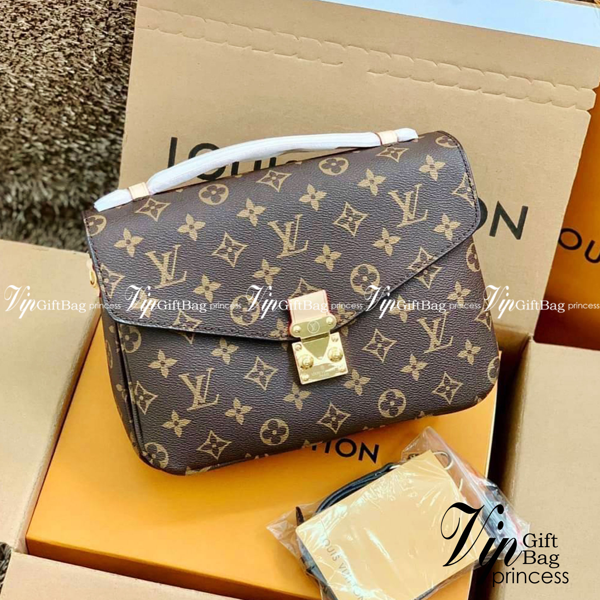 LV Pochette Métis ไอเท็มนำแฟชั่นที่น่าดึงดูดใจอย่างยิ่ง กระเป๋าที่มีรูปลักษณ์ทรงกะทัดรัดและใช้งานได้สะดวก หนังแท้แคนวาสอย่างดีเลยค่ะ ลาย Monogramอัญเป็นเอกลักษณ์ของแบรนด์ เปิด-ปิดแบบกดล็อคอะไหล่สีทองสวยงาม ภายในมี3ช่องกว้างสามารถใช้งานได้หลากหลายและจุของไ