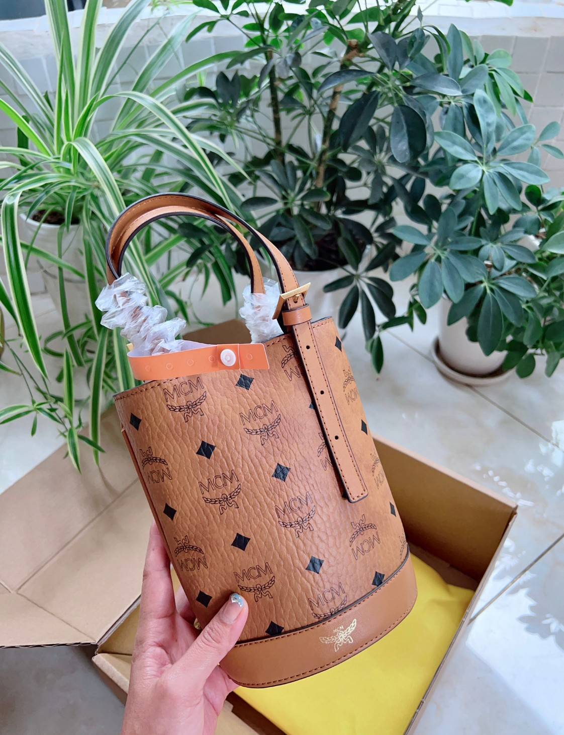 M.C.M AREN BUCKET TOTE IN VISETOS กระเป๋าทรงบัคเก็ต ขนาดกำลังสวย ไอเท็มใหม่ เกรดท็อปออริ 1:1 สลับแท้