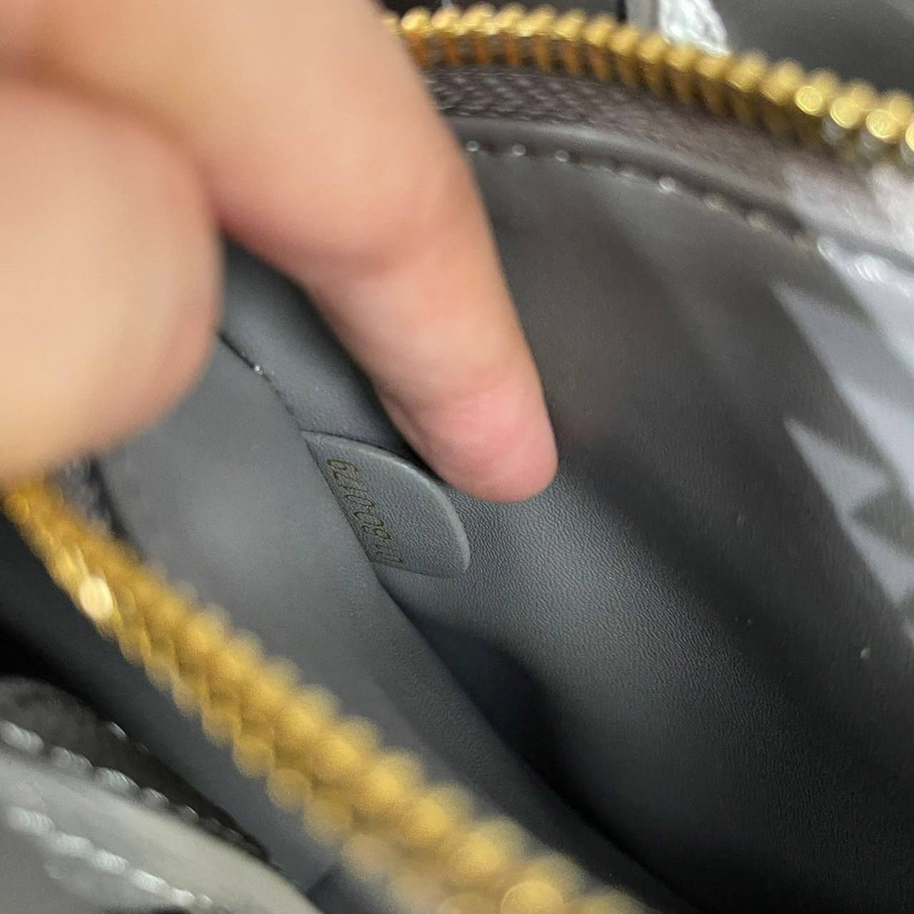 หนังแท้ DIOR Medium ST Honore Tote Collection Fall/Winter 2020-2021 มาในรูปแบบกระเป๋าทรงสี่เหลี่ยมที่ได้มาตรฐาน ทำจากหนังลูกวัว (Calfskin) ลายเกรน ซึ่งสื่อถึงความหรูหราได้อย่างลงตัว ตัวด้ามจับ มีการเย็บเข้าด้านในของกระเป๋าเพื่อเพิ่มความแข็งแรงทนทาน ด้านหน