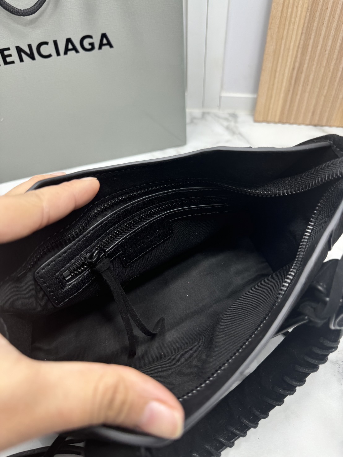 ORI หนังแท้ | Balenciaga Le City suede bag กระเป๋าถือ/สะพายข้างดีไซน์โดดเด่นสวยเท่ล้ำสมัย ใหม่ล่าสุดงานหนังกลับที่สุดแห่งความไอคอนิกไม่เหมือนใคร มีกิมมิคและลูกเล่นแพรวพราว