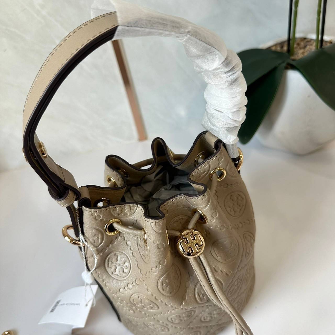 TORY BURCH mini T Monogram leather bucket bag กระเป๋าบัคเกต ไซต์ mini คอลเลกชันหนัง T Monogram ลายซิกเนเจอร์หนังปั้มลายนูน