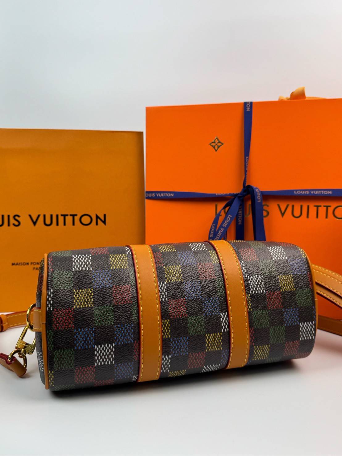 ORI หนังแท้ | LV Keepall Bandoulière 25 Bag กระเป๋าทรงหมอนซิตี้ ดีไซน์ใหม่จาก LV Vers Damier Ebene โดดเด่นที่ลายช่องสี่เหลี่ยมดุจระบายสีด้วยมือพิมพ์ลงบนลายตารางหมากรุก แต่งดีเทลหรูหราผสานอดีตเข้ากับปัจจุบันได้อย่างมีสไตล์