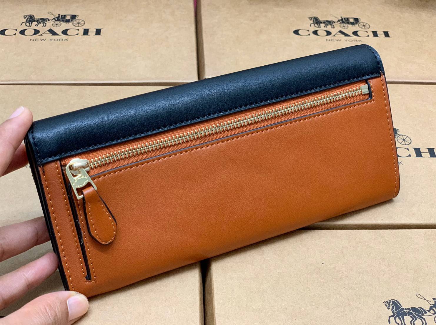 COACH SOFT WALLET BAG กระเป๋าสตางค์ใบยาว หนังชั้นแรก ลายcผสมหนังเรียบ แบบซองจดหมาย ฝาปิดเปิดแบบกระดุม มีช่องด้านหน้าหนึ่งช่อง ช่องใส่ธนบัตรตามยาวหนึ่งช่อง และช่องเสียบัตรต่างๆได้8ช่องค่ะ ด้านหลังเป็นช่องซิปยาวสำหรับใส่เหรียญนะคะ ใบขนาดพอดีมือ สีทูโทนน่าใช