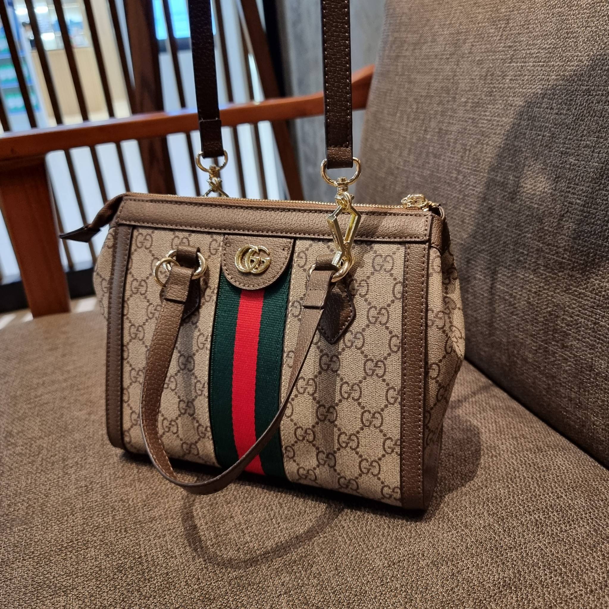 GUCCI Ophidia Small GG Tote Bag GC CLASSIC SMALL TOTE BAG WITH GWP กระเป๋าถือ/สะพาย อีกรุ่นหายาก ที่คงความสวยคลาสสิค และเรียบหรู วัสดุหนังแคนวาส ดีไซน์แถบคาดโดดเด่น รูปทรงสวยน่าใช้มากๆ สะพายขับผิว เปิด-ปิดกระเป๋าด้วยซิป หัวซิปตัว G อะไหล่สีทอง ภายในโล่งกว
