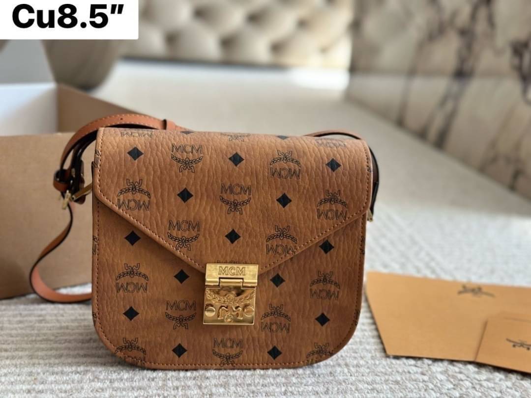 ORI | M.C.M Patricia Shoulder Bag In Visetos กระเป๋าสะพายดีไซน์มีสไตล์ ดูดีมีสเน่ห์ด้วยทรงกระเป๋าที่โค้งรับฐาน ให้ความรู้สึกนุ่มนวล แมทช์ได้กับทุกลุค