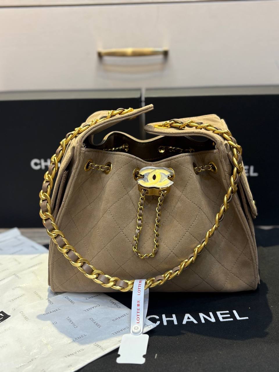 CHANEL 25 Small Suede Handbag กระเป๋าสะพายทรงโฮโบ ใหม่ล่าสุดงานหนังกลับ สวยหรูดูแพง รุ่นขายดีปังสุด รูปทรงใช้งานได้จริง จุของได้ ถือเก๋ๆ เอวี่เดย์ลุค