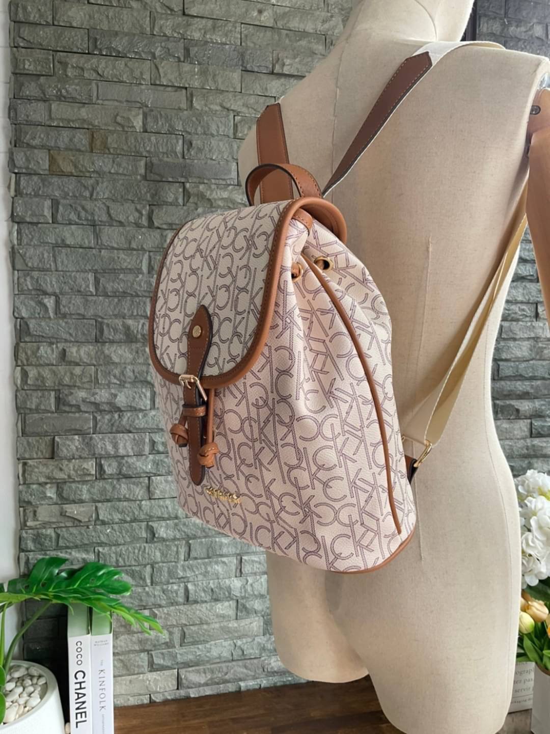 CALVIN KLEIN Monogram Backpack กระเป๋าสะพายเป้รุ่นใหม่ชนช้อป รุ่นยอดนิยม วัสดุ PVC คุณภาพดี หนังนิ่มสวย ฐานกระเป๋าแข็ง ตั้งอยู่ทรงรองรับน้ำหนักได้ดีมากๆ ตัวกระเป๋ามีน้ำหนักเบา ด้านหน้าประดับด้วยโลโก้แบรนด์ สายยาวดีไซน์เก๋ สะพายไม่เจ็บไหล่ เลื่อนปรับได้ฟรี