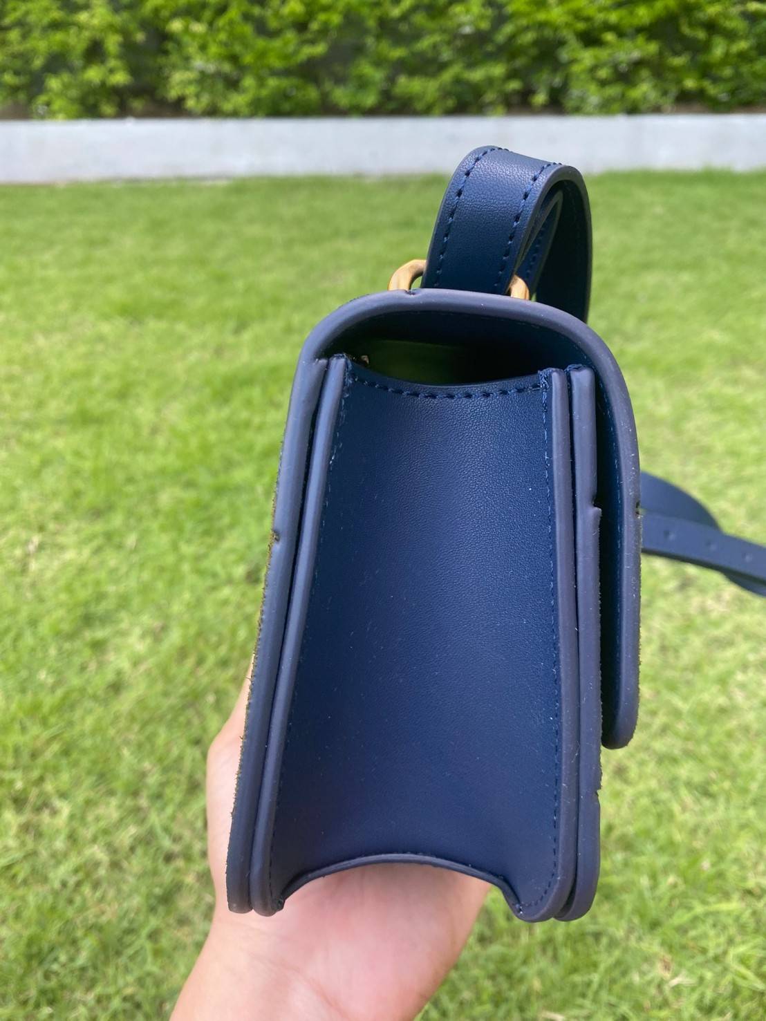 Tory Burch Eleanor Bag (รหัสรุ่น 84089) Collection ใหม่2021 ชนช็อป กระเป๋าสะพายcrossbody 💚สีเขียวเหนี่ยวทรัพย์วัสดุชั้นดี เปิดปิดด้วยแม่เหล็ก ภายในโล่งและมีช่องซิปด้านข้าง สายสะพายปรับระดัยสั้นยาวได้ตามใจชอบ รุ่นนี้สวยหรูไฮโซมาก ห้ามพลาดนะสาวๆ