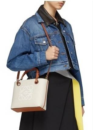 Loewe Anagram leather canvas tote bag / Loewe Tote Bag กระเป๋าโท้ทน้องใหม่ วัสดุทำจากหนังแคนวาส ใช้งานทนทาน ออกแบบมีสายสะพายไหล่และหูหิ้ว เรียกว่าใช้งานได้แบบ 2 in1 งานสวยล้ำ ไม่ซ้ำใคร ปักโลโก้ Anagram ที่ด้านหน้า เปิด-ปิดด้านบนด้วยเชือกผูก ด้านในมีช่องสำ