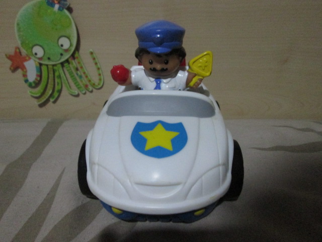 Fisher Price Little People Policeman's Car ของเล่นเสริมพัฒนาการสำหรับเด็กมือสอง