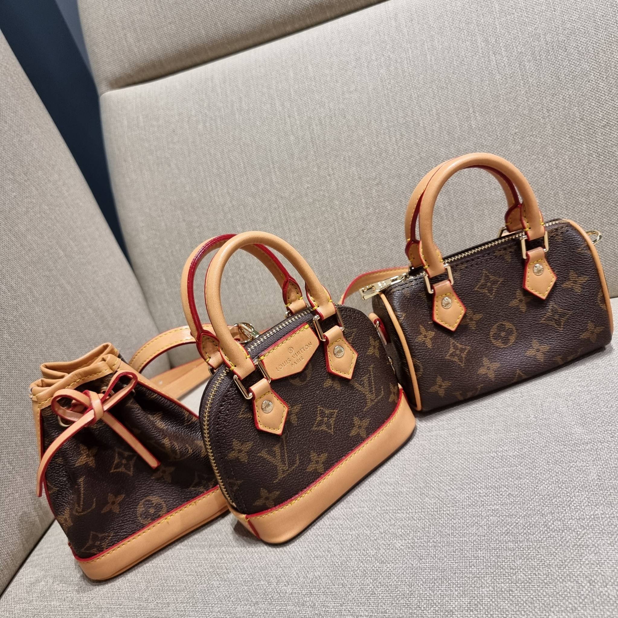 LV TRIO MINI ICONES ใหม่ล่าสุด น่ารักน่าใช้ ที่รวบรวมรุ่นสุดยอดที่เป็นดั่งไอคอนนิค ให้ทุกคนได้สะสมครบคอลเลคชั่น ในไซส์มินิ วัสดุหนังแคนวาสทุกใบ มีสายสะพายข้างให้ เกี่ยวทุกใบรวมสะพายทีเดียว หรือแยกใช้วันแบบ วันละสไตล์ สลับได้ไม่มีเบื่อ มาพร้อม box set ครบ 