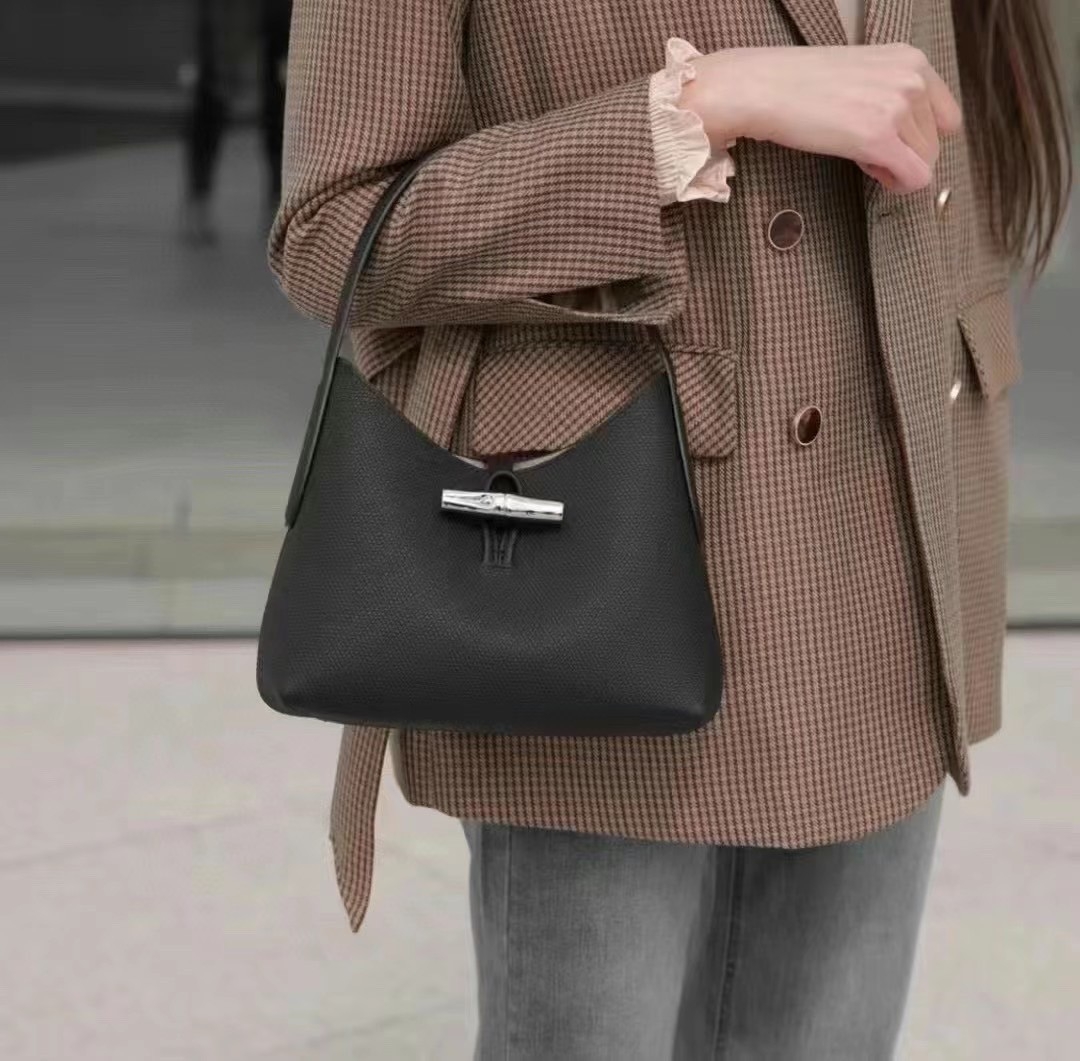 LONGCHAMP ROSEAU Hobo bag กระเป๋าสะพายไหล่ขนาดเล็ก วัสดุหนังวัว อะไหล่เงิน เป็นการผสมผสานสไตล์ที่เรียบง่าย Roseau อันเป็นสัญลักษณ์ใหม่ทั้งหมด เรียบง่าย สะดวกใช้ ประดับด้วยเข็มกลัดไม้ไผ่อันเป็นสัญลักษณ์ของแบรนด์ เรียบหรู แต่ดูดี ในแบบฉบับของ Longchamp ห้าม