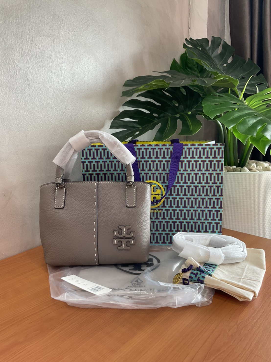 Tory Burch McGraw Mini Satchel กระเป๋าถือ/สะพาย Crossbody วัสดุหนังลูกวัวแท้ 100% ด้านหน้าประดับโลโก้หนัง ตัดเป็นรูปตัว T สัญลักษณ์แบรนด์ ตัวกระเป๋าเดินด้ายเล่นลายเพิ่มลูกเล่น เพื่อความเก๋!!