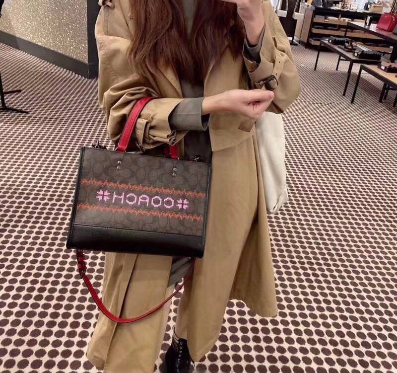 พร้อมส่ง 4ลาย 🌈ไม่มีในช๊อปไทยจร้าา😘 COACH DEMPSEY CARRYALL IN SIGNATURE JACQUARD WITH STRIPE AND COACH PATCH (C2826,C1527,C4113) พร้อมส่งความสวย! คุณภาพจัดเต็มค่ะ กระเป๋าทรงTote วัสดุ Jackquard+หนังแท้ ได้ลงตัวสวยงาม ด้านหน้ามีโลโก้แบรนด์ว