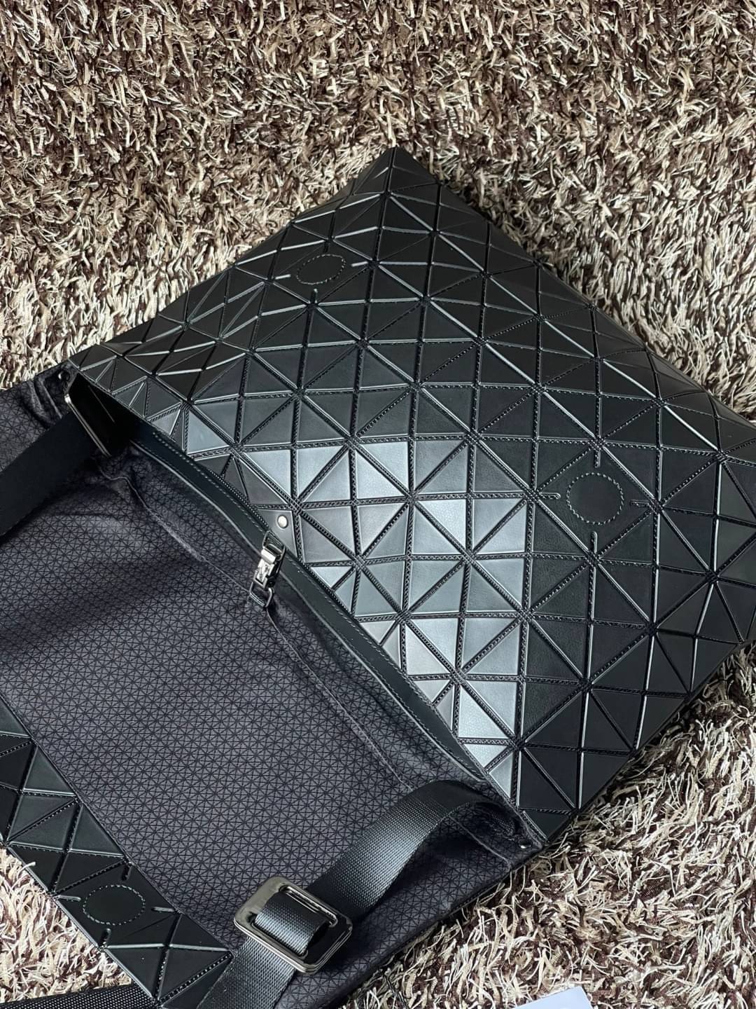 Baobao Issey Miyake Prism Sac ชาวมินิมอลทั้งชายและหญิงต้องถูกใจรุ่นนี้ เพราะ Prism Sac เป็นกระเป๋าแบบ unisex ที่มาพร้อมกับความเรียบง่ายของวัสดุเนื้อแมตต์ แต่ให้ลุคสไตล์เท่แบบคูลๆ โดดเด่นด้วยดีไซน์ที่ออกแบบมาให้ใช้งานที่ง่าย ตอบโจทย์ทุกสถานการณ์ฝาพับแบบเปิ