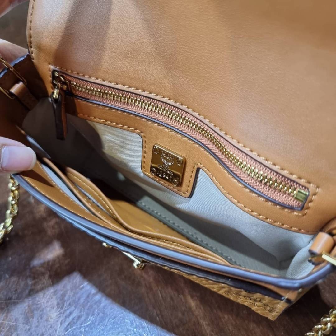 M.C.M SMALL MILLIE FLAP CROSSBODY IN VISETOS ไซส์ใหม่พกพาสะดวก!! กระเป๋าสะพายกึ่งคลัทช์ รอบนี้มาไซส์สวย สามารถใช้แทนกระเป๋าสตางค์ได้เลย ใส่โทรศัพท์มือถือได้ทุกรุ่น ใส่ของสำคัญสบายๆ มาพร้อมสายสะพายโซ่สีทองหรูหรา รูปทรงดีไซน์ร่วมสมัย ใช้งานง่ายด้วยตัวล็อค ว