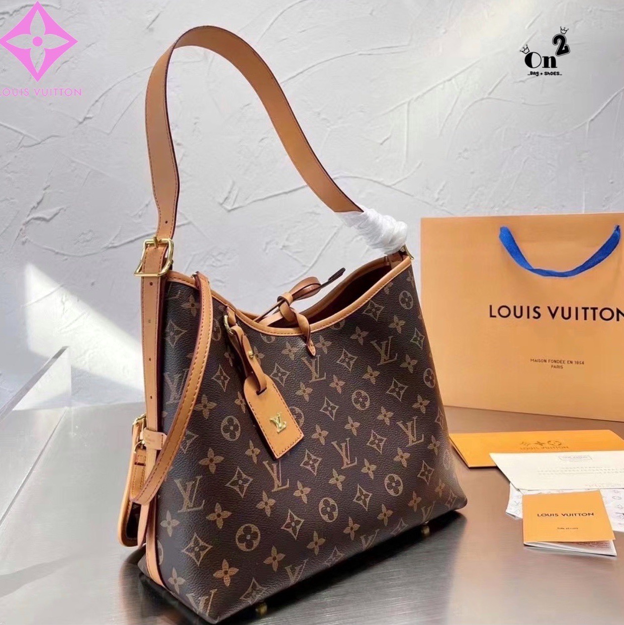 LV CARRYALL Monogram Canvas 12" / LV Shopping Bag รุ่นใหม่ล่าสุด กระเป๋าสะพายทรงหรูหรามีสไตล์ สวยปังมั้ยไหว ใบจริงสวยมากกกก ได้สวยก่อนใคร วัสดุหนังแคนวาสเคลือบลาย สวย คลาสสิค ภายในเป็นช่องโล่ง จุของได้เยอะ สาวๆใช้ใบนี้ สะพายไปไหนก็เข้ากัน ถ่ายรูปสวยๆ
