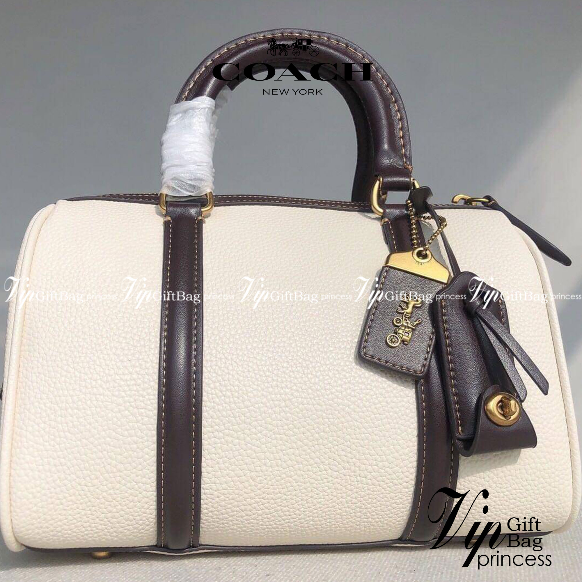 Coach ruby satchel 25 in colorblock C8530 / Coach Boston pillow bag ใหม่ก่อนใคร ไม่ต้องรอพรี! กับกระเป๋าทรงหมอนดีไซน์ใหม่ เพิ่มดีเทลความหรู มาพร้อมหูจับในตัว และสายสะพายครอสสีเข้ากับตัวกระเป๋า ภายในโล่งกว้าง ใส่ของได้สบายๆ จุได้แบบเน้นๆ ใบจริงมีเสน่ห์ดึงด