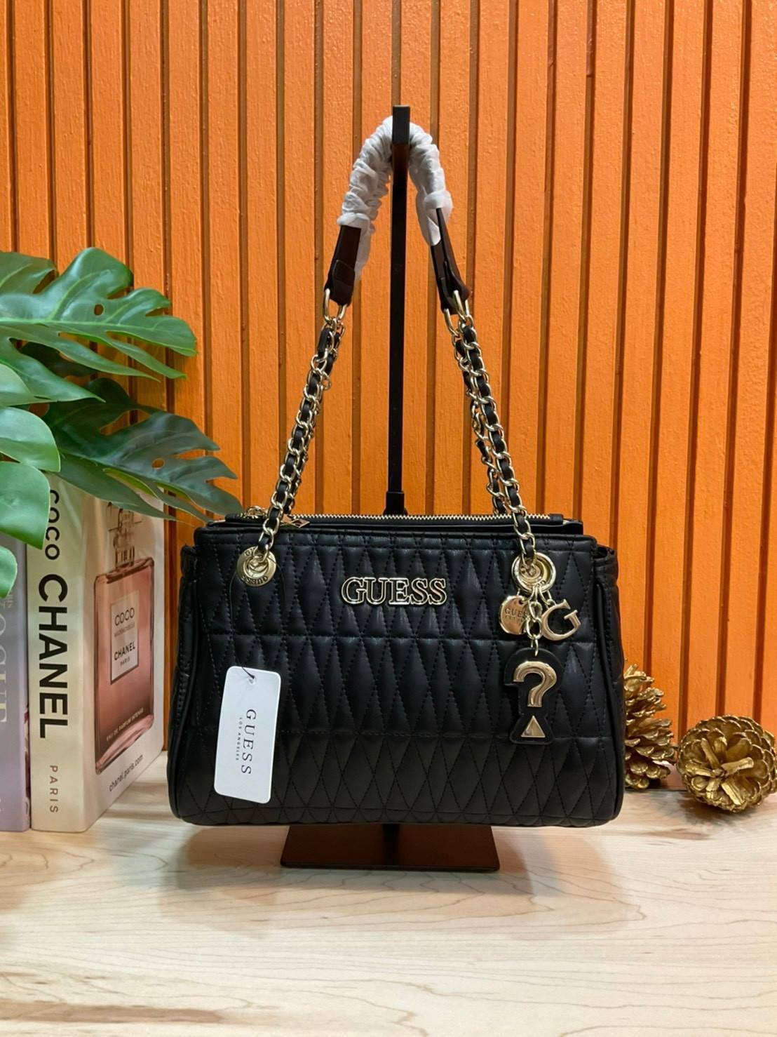 ของแท้ แท้ 100% GUESS CROSSBODY BAG กระเป๋าถือหรือสะพาย ขนาดกำลังดี วัสดุ pu. faux leather หนังนิ่ม นุ่มมาก สวยอยู่ทรง