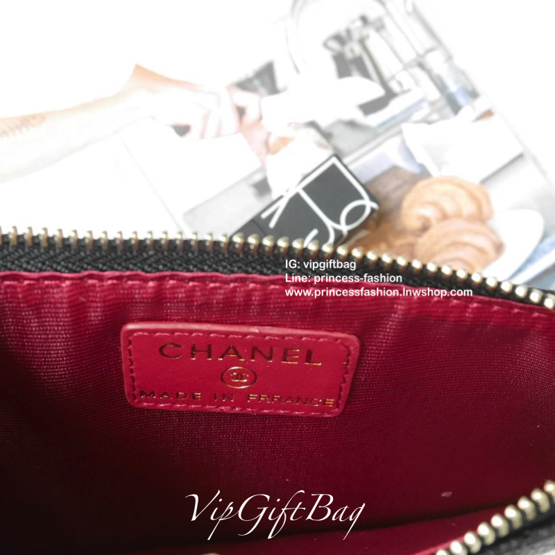 พร้อมส่งที่ไทยแล้วค่ะ♡♡ **สำหรับคนชอบพกน้อย **กะทัดรัด แนะนำรุ่นนี้คะ งานพรีเมี่ยมกิ้ฟท์จากเค้าเตอร์ต่างประเทศ กระเป๋าสตางค์ทรงสวย สะดุดตา หนังสัมผัสลายด้าน จากแบรนด์ CHANEL (GWP) ด้านหน้ามีโลโก้แบรนด์ CC สีทองหรู **อะไหล่สีทองทั้งใบ มีช่องซ