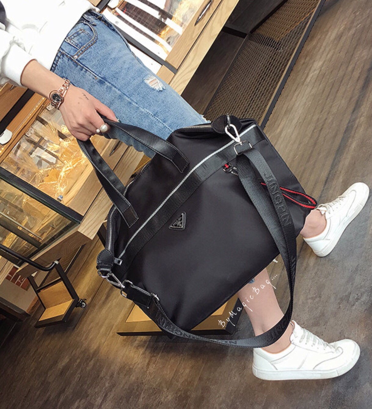 💕Prada💕 ใครกำลังมองหากระเป๋าใบใหญ่ ใส่ของเดินทางไปต่างจังหวัดได้ ขอแนะนำใบนี้เลยค่า เข้ากระแสมาก จุของได้เยอะสุดๆ งานติดโลโก้ ดูแพงมากๆ งานสวยผ้าไนล่อนอย่างหนา ดูมีราคาไม่ไก่กานะคะ สกรีนด้านหน้า อย่างดี สีไม่หลุดลอกง่าย น้ำหนักกระเป๋าเบา ใ