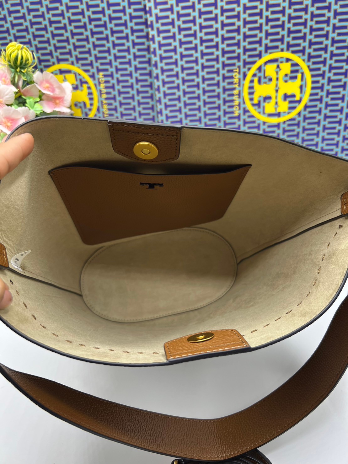 Tory Burch McGraw Bucket bag / Tory Burch Mcgraw Double T Logo Plaque Bucket Bag พร้อมส่ง 4 สี กระเป๋าสะพายหรือถือคล้องแขนทรงถัง จุของได้เยอะใบนี้ตอบโจทย์ได้ดีมาก โทนสีเรียบง่าย แฝงไปด้วยความดูดี สุขุมและเป็นผู้ใหญ่