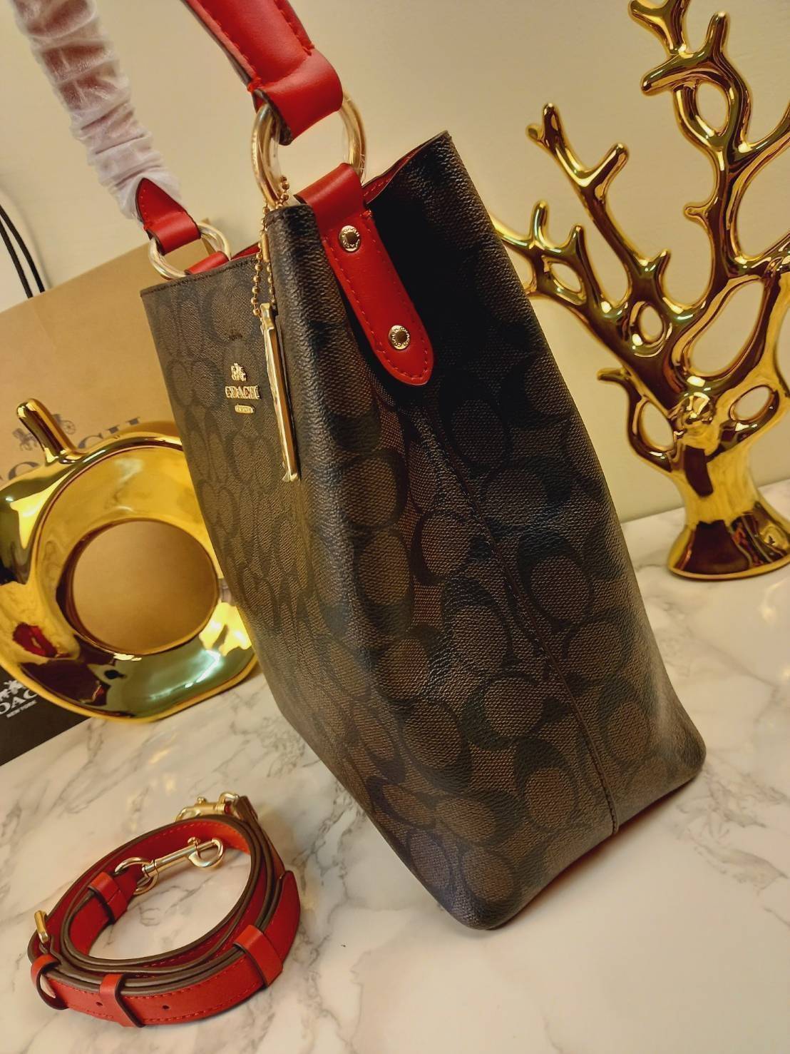 ใบใหญ่ 10" COACH TOWN BUCKET BAG IN SIGNATURE CANVAS (COACH 91512) 🌺 เป็นสีที่ขายดีมากๆ และหายากมากๆด้วย!! //ขนาด 10 นิ้ว ใส่ของได้จุใจ!! //กระเป๋าสะพายข้าง //วัสดุหนังแคนวาสอย่างดี หนังสวย อยู่ทรง มีสายสะพายยาว ใช้สะพายเป็นคลอสบอดี้ได้ สายยา