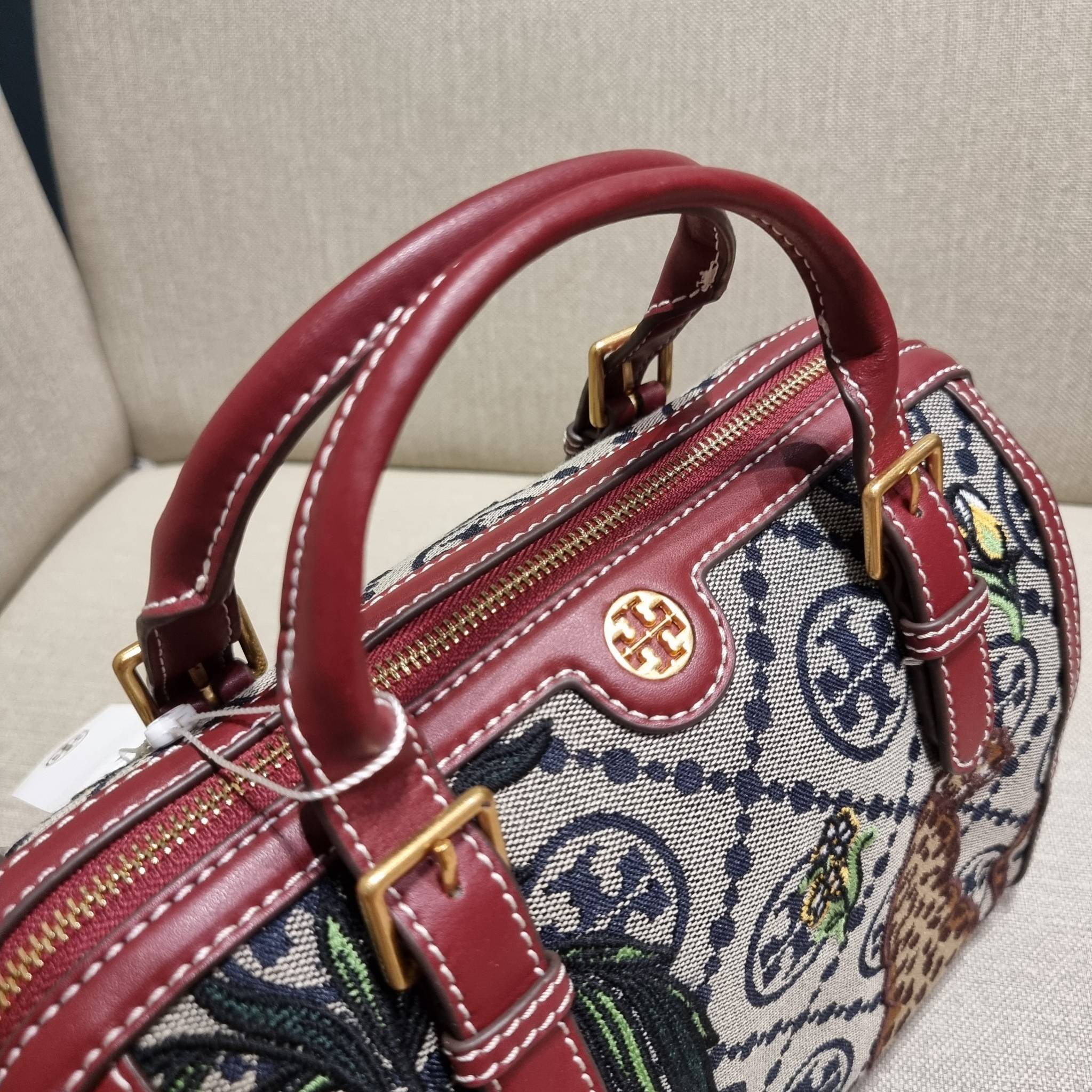 TORY BURCH T MONOGRAM JACQUARD EMBROIDERED DUFFLE คอลใหม่ล่าสุด สวยพร้อมเสิร์ฟแบบไม่ต้องรอพรีฯ ลายโมโนแกรมสุดคลาสสิคที่ถูกดีไซน์รังสรรค์ด้วยงานปักสุดชิค น่าใช้ใจฟูแค่แรกเห็น!! วัสดุ jacquard woven สลับหนังแท้ หูจับในตัว และพร้อมไปเลยกับสายสะพายข้าง ที่จะถ
