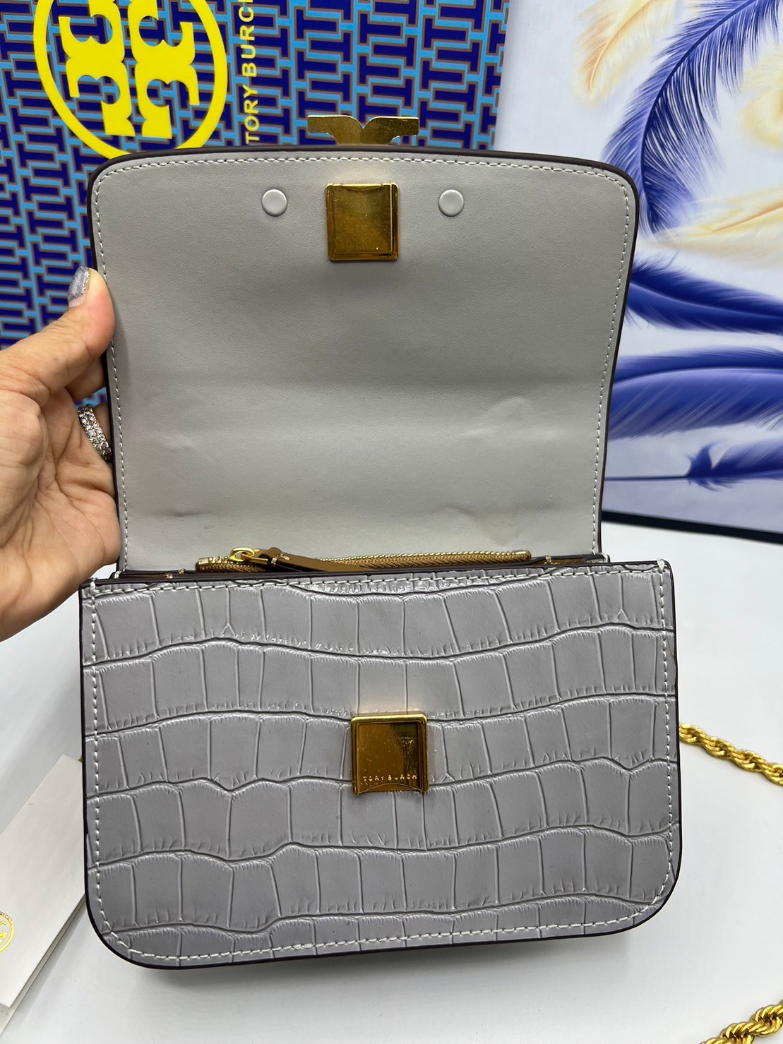 6 สี Tory Burch Croc Eleanor Small Bag / TORY BURCH ELEANOR CROC EMBOSSED LEATHER กระเป๋าสะพายหนังพิมพ์ลายจระเข้ ดีไซน์หรูหรา โด่นเด่นด้วยโลโก้แบรนด์อะไหล่ด้านหน้า และสายสะพายโลหะสีทอง