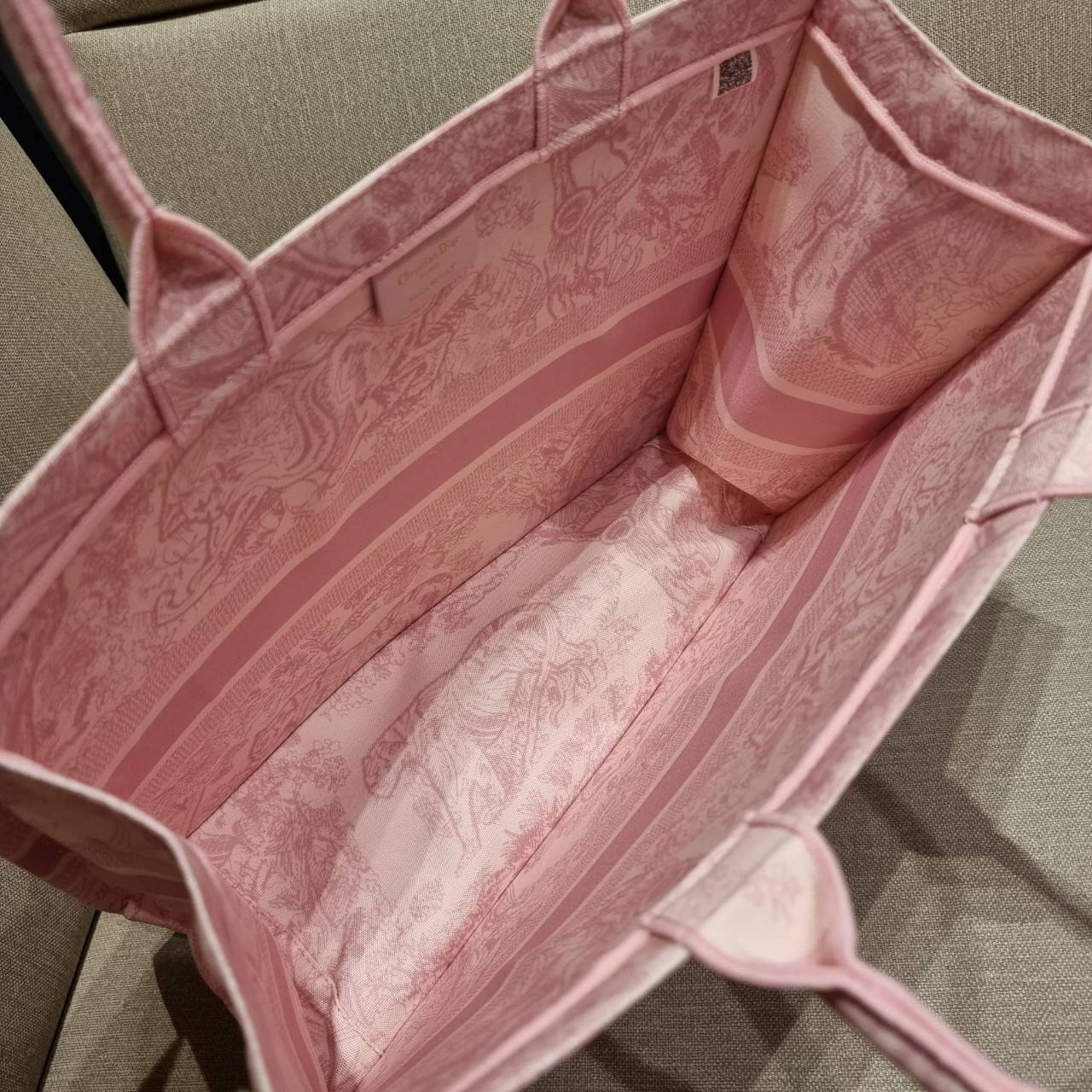 VIP 】HOT ARRIVAL!! DIOR CD SHOPPING BAG WITH GWP กระเป๋าทรงช้อปปิ้งใบใหญ่ จุใจ!! พรีเมี่ยมกิ๊ฟรุ่นดับเบิ้ลฮอต ดีไซน์คลาสสิควินเทจ สวยหรู วัสดุผ้าแคนวาสลายกราฟฟิค ภายในโล่งกว้างมากๆ ใส่ของจุสุดๆ โน้ตบุ้ค ไอแพด กระเป๋าสตางค์ มือถือ หรือเสื้อผ้ายังได้ สะพายค