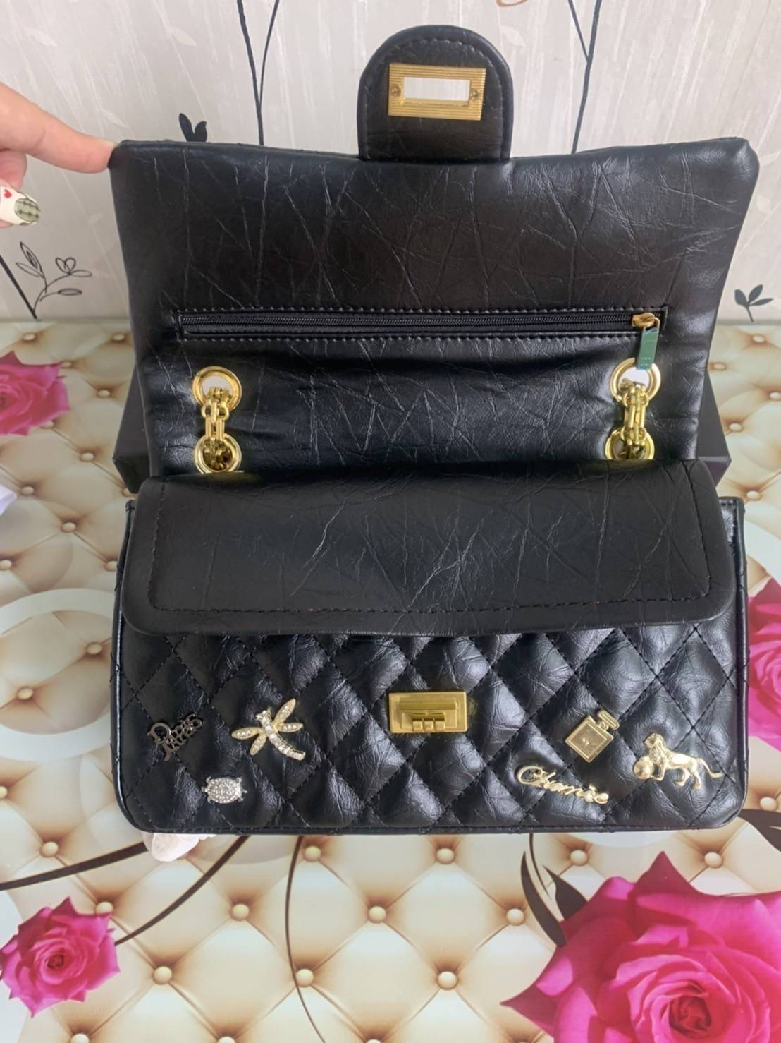 CHANEL ! Chanel Black Quilted Leather Limited Edition Lucky Charm Reissue Classic Bag กระเป๋าทรงคลาสสิคมาใหม่จาก Chanel วัสดุหนังแกะนิ่มกึ่งสังเคราะห์ ดีไซต์เป็นเอกลักษณ์ที่น่าจดจำ ด้านหน้าตกแต่งด้วยรูปสัตว์สิ่งของนำโชค อะไหล่ทอง มาพร้อมสายสะพายโซ่ทักทอเป