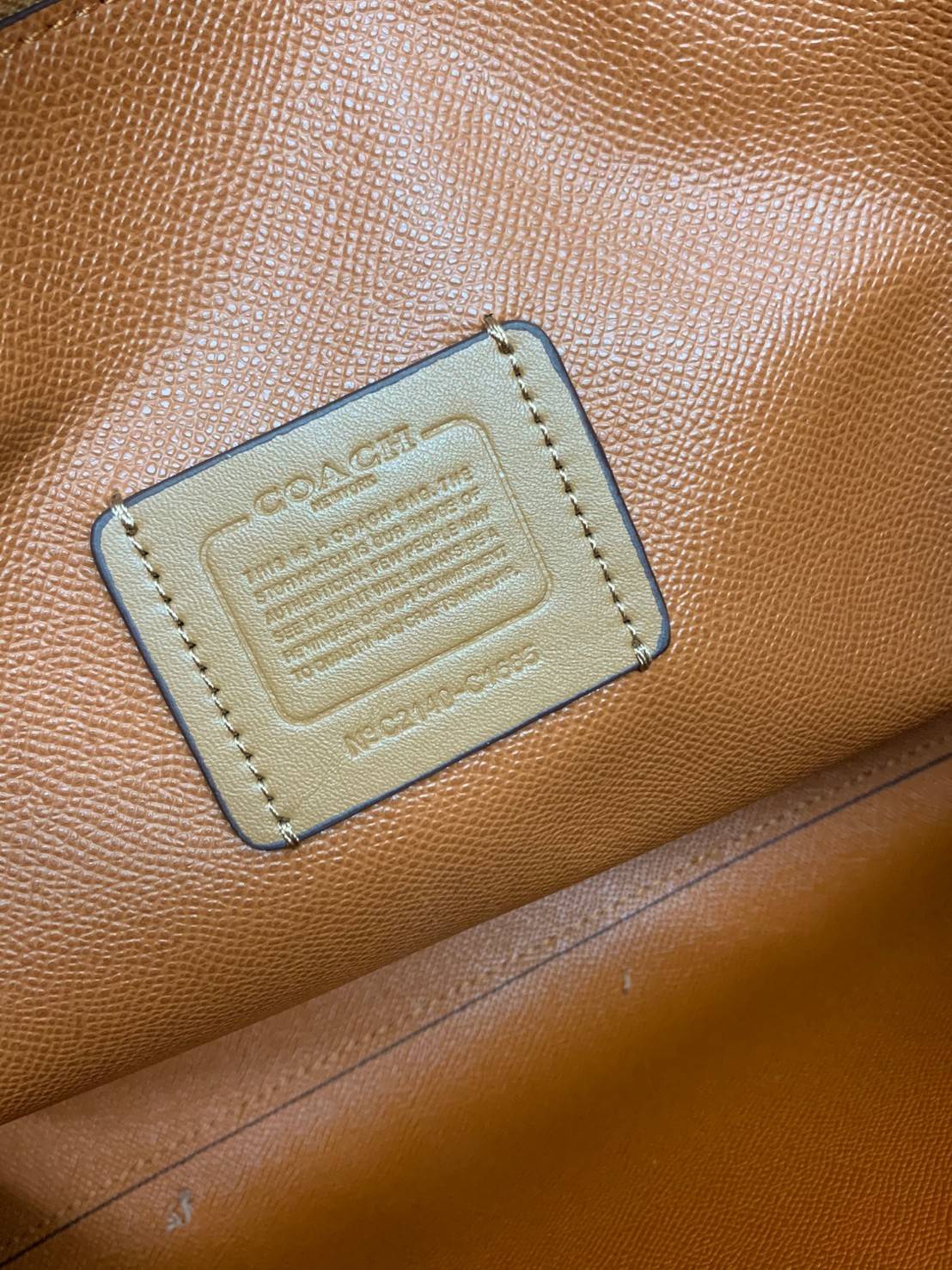 COACH MOLLIE TOTE IN SIGNATURE CANVAS ((1665)) พร้อมส่งอีกครั้ง ห้ามพลาดค่า! กระเป๋าหิ้ว//คล้องไหล่ ใบใหญ่ ทรงTote หนังแท้นิ่มอย่างดีค่ะ ภายในแบ่ง2ช่องใหญ่ สามารถใส่ A4ได้เลย ช่องกว้างมากๆ มีช่องกระเป๋าซิปกลางให้ใส่ของอีกช่องนะคะ