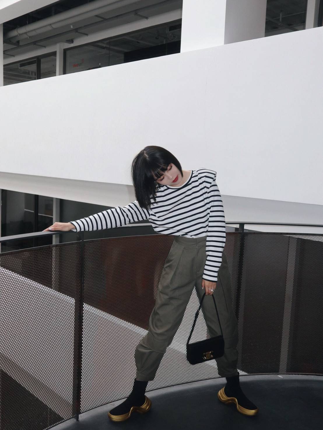 พร้อมส่งที่ไทยแล้วกับ CELINE TRIOMPHE SHOULDER BAG หนังทั้งใบลายสวยหรู ด้านในเปิดด้วยด้วยที่บีบโลโก้อะไหล่ทอง จุของได้กำลังดี ใส่โทรศัพท์ กระเป๋าสตางค์ใบสั้น ของจุกจิกได้ เหมาะกับสาวๆในวัน