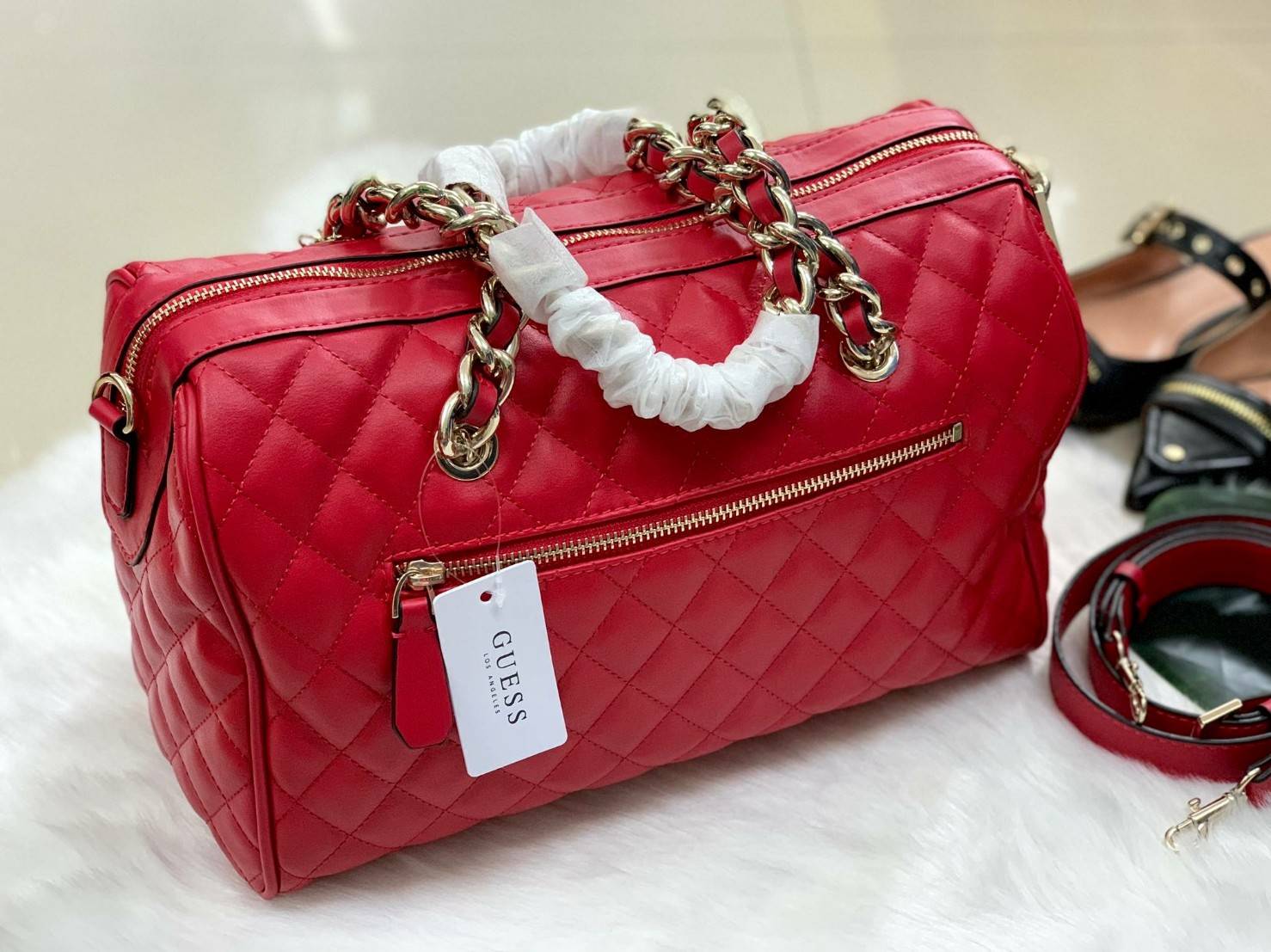 GUESS SWEET CANDY LARGE SATCHEL Handbag รุ่นใหม่หนัง PU นิ่ม เย็บลายตาราง ภายในกว้าง มีช่องซิปภายใน ตัวสายแต่งด้วยโซ่ทองร้อยหนัง สายสะพายถอดและปรับความยาวได้